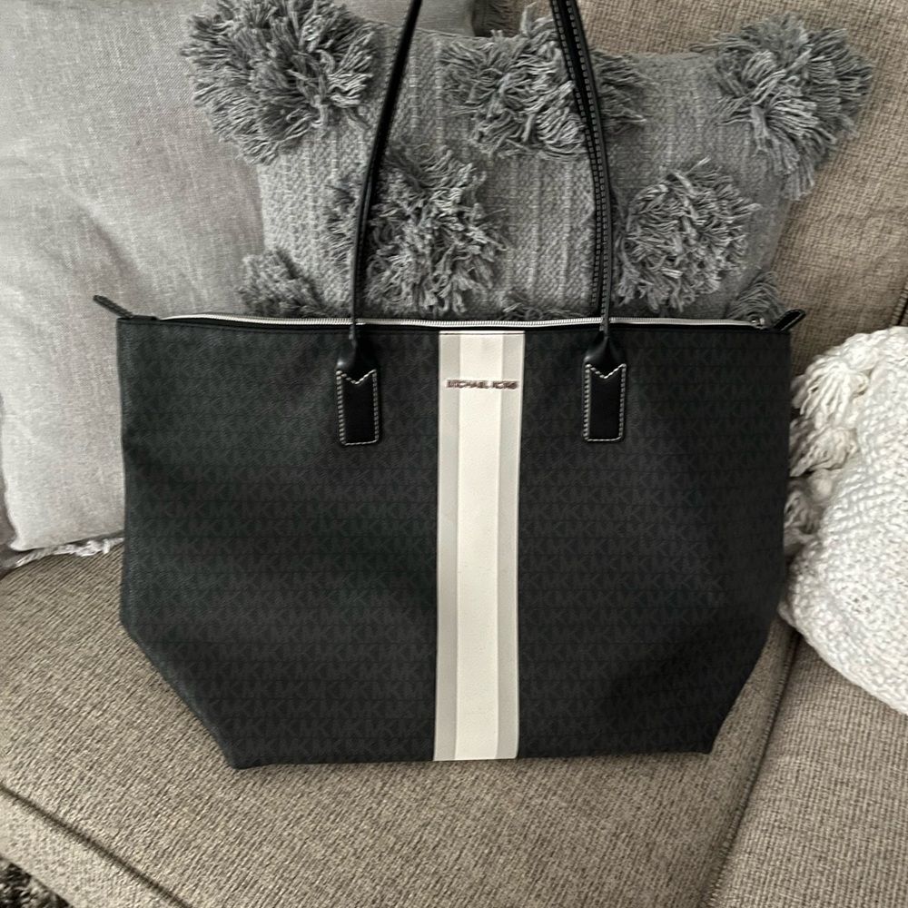 Michael Kors tote, gently used!!